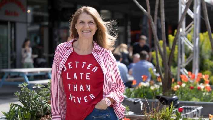 Die Quereinsteigerin: "Better late than never": Das T-Shirt erzählt mit vier Worten die Lebensgeschichte von Schauspielerin Corinna Binzer.