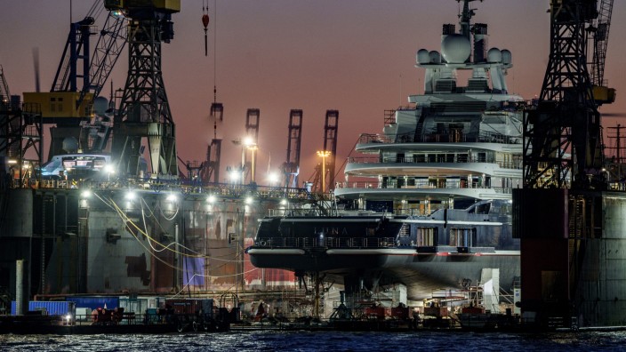 Die Oligarcen-Yacht "Luna" im Hamburger Hafen