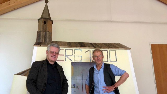 Kolumne: Der Bildhauer Hans Panschar steht mit Bergs Bürgermeister Rupert Steigenberger (li.) vor dem Kunstwerk, das er der Gemeinde geschenkt hat.