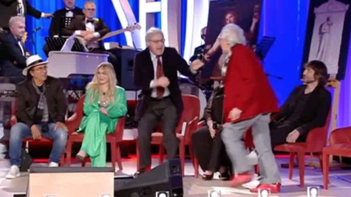 Italien: Talkshow im Tiefflug: In der "Maurizio Costanzo Show" prügelten sich Vittorio Sgarbi (li.) und Giampiero Mughini. Das ist natürlich hervorragend für die Quote.