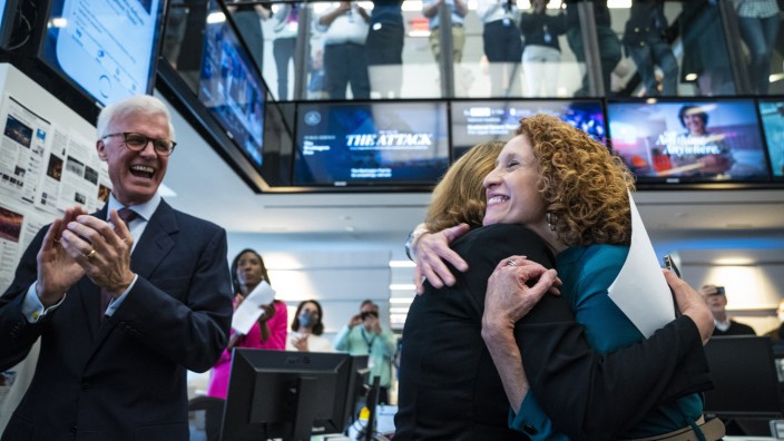 USA: Freude im Newsroom der "Washington Post": Verleger und Geschäftsführer Fred Ryan, Chefredakteurin Sally Buzbee und Redakteurin Matea Gold feiern den Pulitzer-Gewinn.