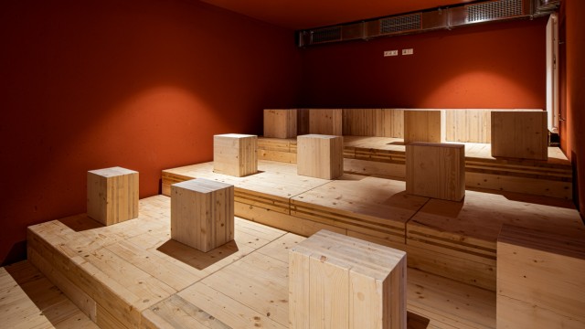 Bäume statt Beton: Aus dem Verschnitt beim Bau eines Holzhauses im Prinz-Eugen-Park sind Massivholzhocker geworden, die jetzt in einem kleinen Kinoraum stehen.