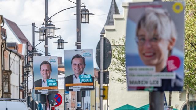 Wahlkampf in Deggendorf: Stefan Achatz, Kandidat der Freien Wähler, könnte Sibler in die Stichwahl zwingen. Maren Lex (im Vordergrund) von den Grünen werden kaum Chancen eingeräumt.