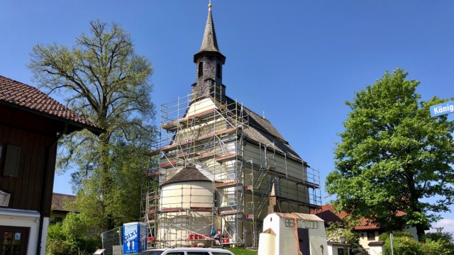 Kolumne: Kirche vor Kirche: Das von Hans Panschar gefertigte Kunstwerk steht vor seinem Abtransport vor dem Kirchlein St. Johannes - der ältesten Kirche der Gemeinde.