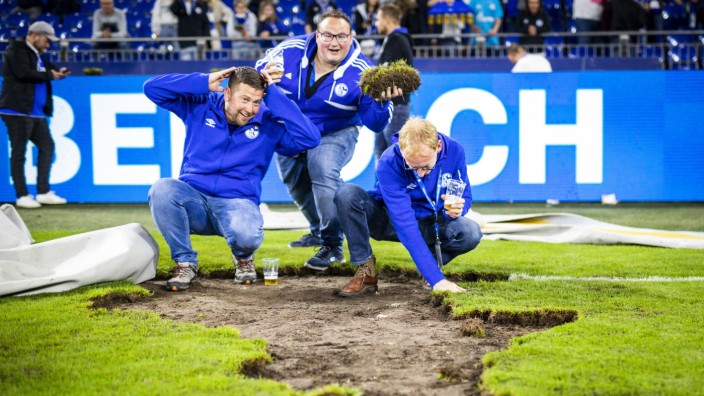 Platzstürme im Fußball: Wo ist denn der Rasen? Schalkes Spielfeld nach dem Platzsturm.