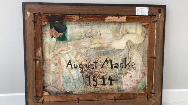 Auktion: Auf der Rückseite des Gemäldes "Mädchen mit blauen Vögeln" hat August Macke das Bild mit Entstehungsjahr signiert. Unter der blassen weißen Übertünchung ist das Motiv "Drei Frauen am Tisch" aus dem Jahr 1912 zu sehen. Es zeigt eine Szene mit Elisabeth Macke (links).