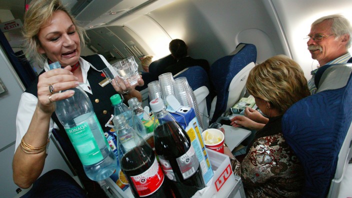 Kolumne "Ende der Reise": Der Kunde ist König: Deshalb soll man in einer britischen Airline künftig Speisen und Getränke selbst mit an Bord bringen.