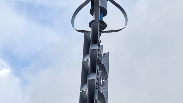 Probealarm in Bayern: Auf dem Dach der Firma Hörmann steht eine firmeneigene Antenne, angetrieben von Sonnenenergie über ein Solarmodul.