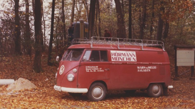 Probealarm in Bayern: Mit einem roten VW-Bus fing alles an, Hans Hörmann machte sich mit einem Mitarbeiter auf, um Blitzschutzanlagen aufzubauen.