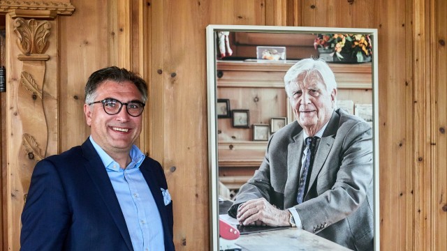 Probealarm in Bayern: CFO Johann Schmid-Davis neben einem Porträtbild des Firmengründers Hans Hörmann.