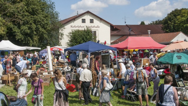 Promi-Tipps für München und Region: Der Keferloher Trödel- und Antikmarkt findet jeden ersten Sonntag im Monat auf dem Gut Keferloh der Gemeinde Grasbrunn bei München statt.
