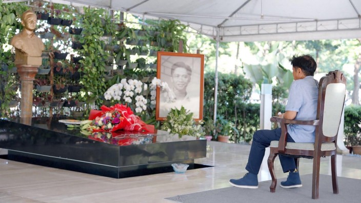 Philippinen: Diktatoren-Sohn: Ferdinand Marcos Jr. posiert im Wahlkampf am Grab von Ferdinand Marcos Sr.