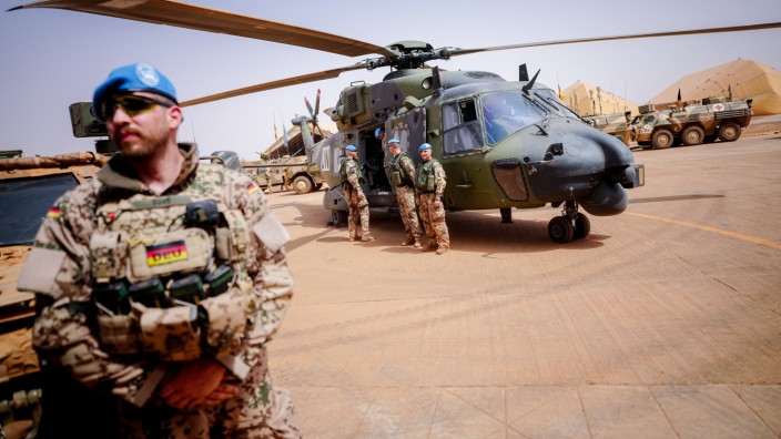 Verteidigungsministerium: Bundeswehrsoldaten stehen an einem NH90-Hubschrauber im Camp Castor in Gao, Mali.