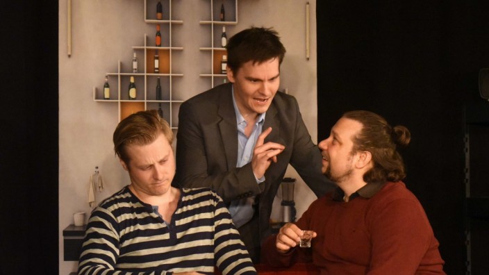 Hoftheater Bergkirchen: Stefan (Julian Brodacz), Peter (Patrick Brenner) und Martin (Tobias Zeitz) bewohnen gemeinsam eine WG.