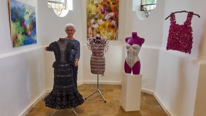 Ausstellung in Glonn: Erika Prabst zeigt erstmals "Die Kleider meines Lebens", vier sehr persönliche Arbeiten.