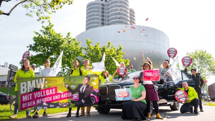 Tagung zu Klimagerechtigkeit: Vor dem BMW-Sitz im Münchner Norden protestieren, wie vergangenes Jahr vor der Jahreshauptversammlung, immer wieder Umweltorganisationen, die dem Autokonzern vorwerfen, zu wenig für den Klimaschutz zu tun.