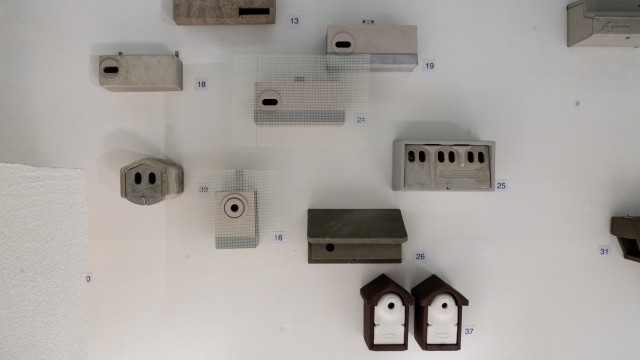 Bauen und Tierwohl: Behausungen für Vögel und Fledermäuse, können in Fassaden integriert werden, wirken aber durchaus selbst wie einst die Bungalows der Betonmoderne
