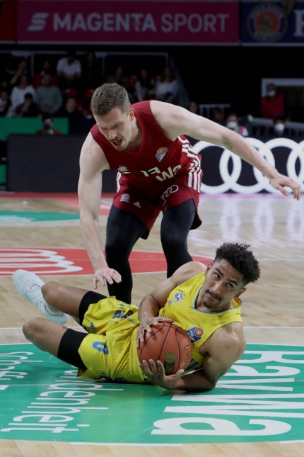 Start der Basketball-Endrunde: Duell der deutschen Nationalspieler: Münchens Andreas Obst bedrängt den Berliner Maodo Lo (vorne).