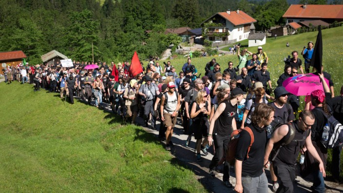 Staatsgipfel in Elmau: 2015 wanderten unter anderem rund 400 Gipfelgegner auf einem Sternmarsch durch die Berge bis zum Zaun rund um Schloss Elmau, um dort friedlich zu demonstrieren.