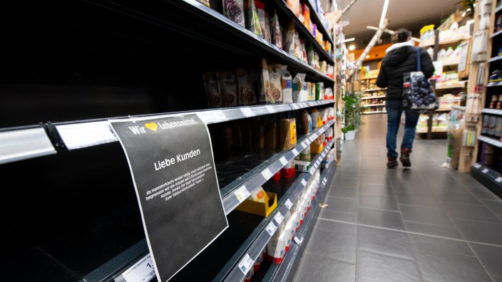 Vorratshaltung: Ein Supermarkt in Neubiberg: Hamstern ist nicht angesagt. Aber gewisse Vorräte sollte man zuhause haben.