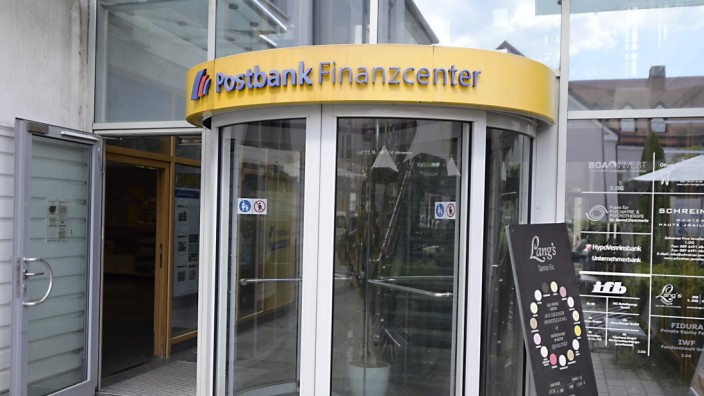 Dienstleistungen: Die Tage des Postbank-Finanzcenters am Derbolfinger Platz in Grünwald sind gezählt.