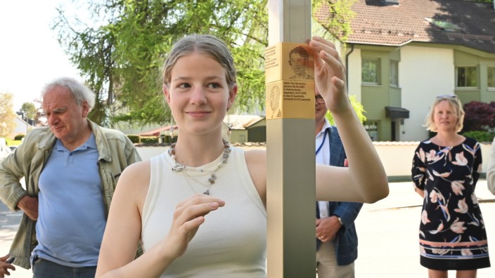 Holocaust-Gedenken: Eine Schülerin der Europäischen Schule München bei der offiziellen Übergabe eines neuen Erinnerungszeichens für Opfer des Nationalsozialismus.