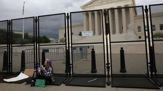 USA: Symbol für die aufgeheizte Stimmung in den USA: Hohe Gitterzäune vor dem Supreme Court.