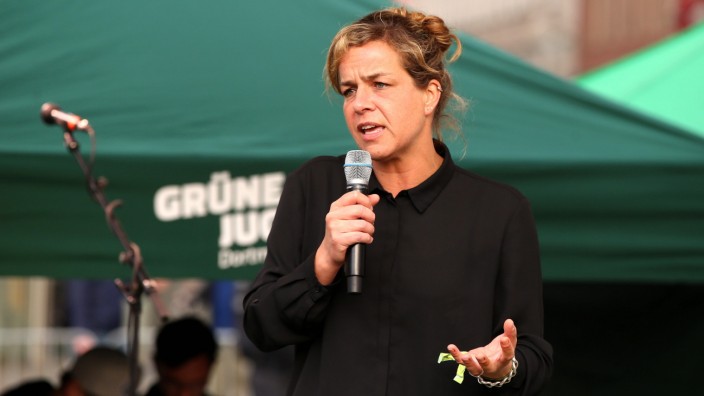 Mona Neubaur, Spitzenkandidatin der Grünen in NRW, auf einer Wahlkampfveranstaltung in Dortmund.