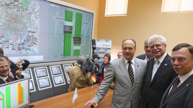 Siemens: Ein neues Siemens-Verkehrsleitsystem für Moskau auf Knopfdruck: 2009 war das. Im Bild: Der damalige Vize-Bürgermeister von Moskau Juri Rosijak (links) und der damalige bayerische Wirtschaftsminister Martin Zeil. Rechts der Siemens-Manager Dietrich Möller.