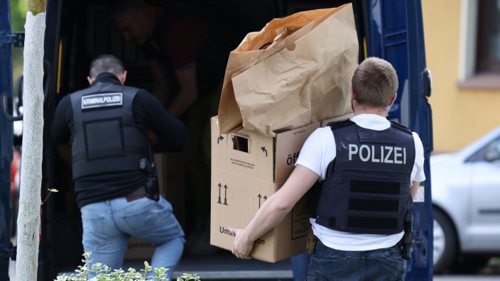 Essen: Polizisten tragen Gegenstände aus dem Wohnhaus des Tatverdächtigen in Essen.