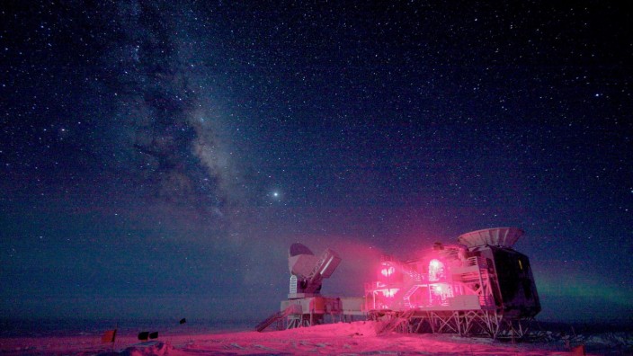 Kosmologie: Die Forscher nutzten für ihre Studie Daten verschiedener Teleskope, unter anderen solche des "South Pole Telescope" an der Amundsen-Scott-Südpolstation.