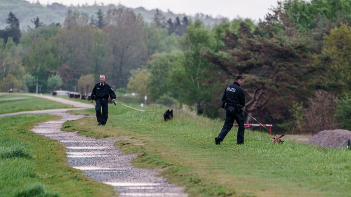 Internationale Zusammenarbeit: Schwer gesichert: Polizisten mit Hunden kontrollieren vor dem derzeitigen G-7-Außenministertreffen das Gelände am Weissenhäuser Strand, Schleswig-Holstein.