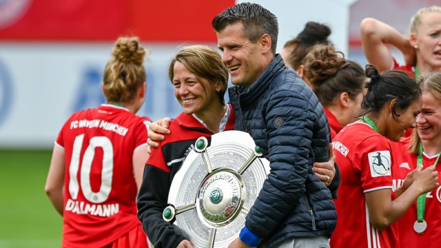 FC Bayern: Der größte Erfolg in drei Jahren: 2021 gewinnt Jens Scheuer (re., neben der Sportlichen Leiterin Bianca Rech) mit den Fußballerinnen des FC Bayern die Meisterschaft.