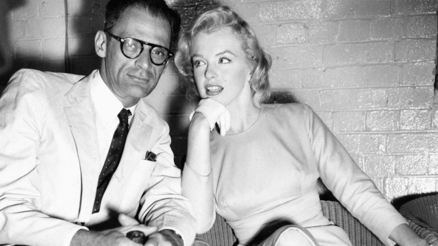 Mode: Immer noch die schönste Verbindung zwischen der Welt des Glitzers und der des literarischen Diskurses: Arthur Miller und Marilyn Monroe 1956 in London.