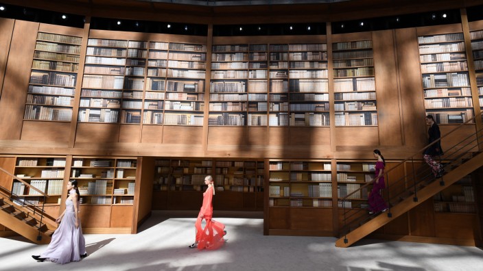Mode: Bild für die Ewigkeit: Für seine Haute-Couture-Schau verwandelte Chanel das Pariser Grand Palais im Juli 2019 in eine riesige Bibliothek.