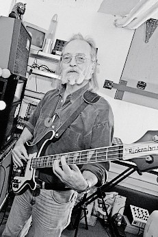 Nachruf: In den letzten Jahren ließ Peter Frohmader oft die Synthesizer stehen und hängte sich seinen Rickenbacker-Bass um.