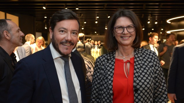 SZenario: Mächtig stolz auf sein Luxuskaufhaus: Oberpollinger-Besitzer René Benko mit Landtagspräsidentin Ilse Aigner.