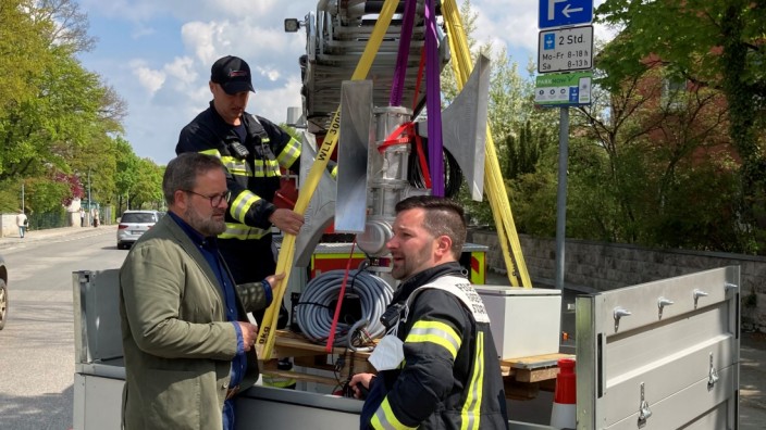 Katastrophenschutz: Andreas Lohde, Referent für Katastrophenschutz im Stadtrat, und Feuerwehrmänner beim Testlauf, bei dem eine Sirene mit der großen Drehleiter auf 18 Meter gehoben wird.