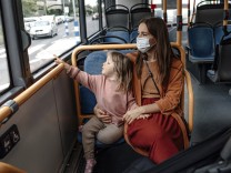 Maskenpflicht in Bus und Bahn: Grobe Unvorsicht statt Umsicht