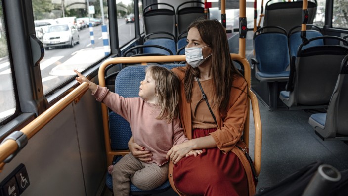 Maskenpflicht in Bus und Bahn: Die Maskenpflicht in öffentlichen Verkehrsmitteln hat nicht nur vor einer Corona-Infektion geschützt. Die bayerische Staatsregierung will sie nun trotzdem aufheben.