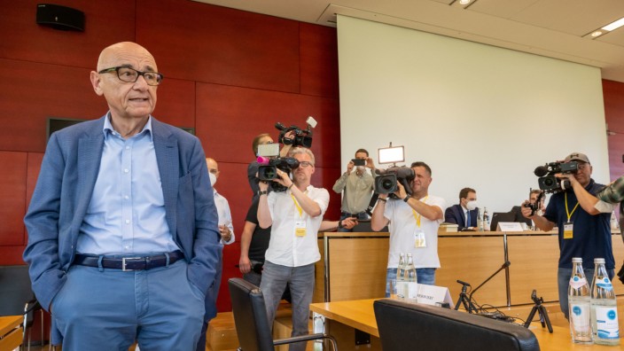 Corona-Geschäfte: Der Landtagsabgeordnete und Rechtsanwalt Alfred Sauter vor einer Sitzung des Masken-Untersuchungsausschusses im Landtag.