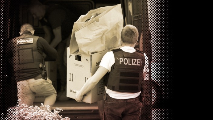 Essen: Polizisten tragen Gegenstände aus dem Wohnhaus des Tatverdächtigen. 123 Beamte waren an dem Einsatz in Essen beteiligt.