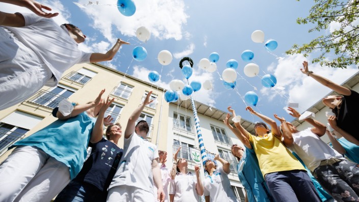Evangelisches Pflegezentrum Eichenau: Wunschzettel steigen, an blauen und weißen Ballons befestigt, am Donnerstag in den Himmel.