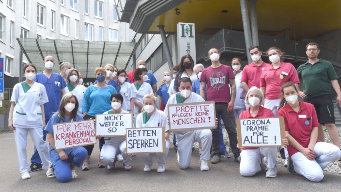 Klinikum Dachau: Bei einer sogenannten "Aktiven Mittagspause" protestiert das Personal des Amper-Helios-Klinikums gegen den Pflegenotstand - mal wieder.
