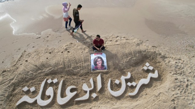 Nahost: Ein Name im Sand: Trauer um Shireen Abu Akleh am Strand von Gaza.