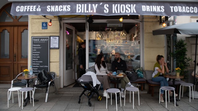 Billy's: Richtig gemütlich für einen Kiosk: Die Sitzmöglichkeiten vor "Billy's".