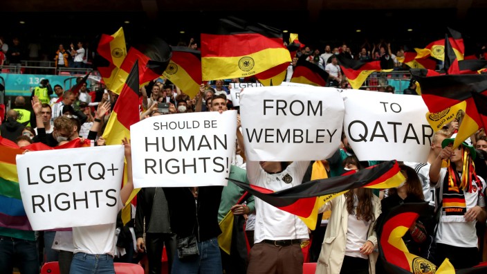Land der Fußball-WM: Die Einhaltung der Menschenrechte in Katar wünschen sich auch diese Fans.