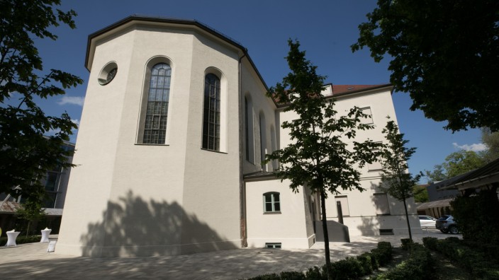 St.-Vinzenz-Haus: Klinik in der Kirche: Auf drei Etagen sind nun im neuen St.-Vinzenz-Haus Ambulanzen, Tageskliniken, Therapie- und Büroräume untergebracht.
