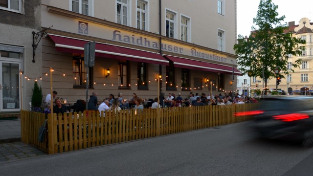Gastronomie: In einem hauruckartigem Anfall von Entscheidungsfreude hatte der Münchner Stadtrat beschlossen, Parkplätze vor Lokalen und Teile von Gehsteigen für Tische und Stühle freizuräumen - wie hier in der Pariser Straße in Haidhausen.