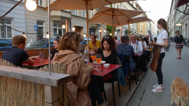 Gastronomie: Open-Air-Pizza in der Sedanstraße, der Schanigarten gehört zur Pizzeria Passaparola.